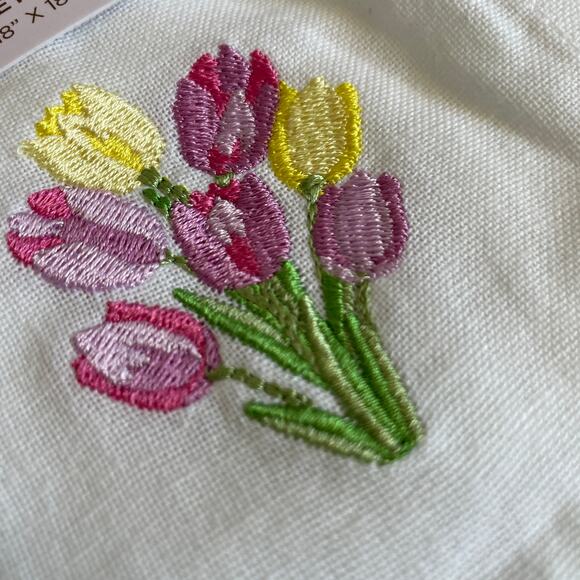 8pc Rachel Ashwell THE FARMHOUSE Cotton Napkins 18x18 Embroidered Tulips New - Picture 3 of 15